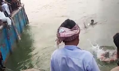 পদ্মায় ডুবে যাওয়া বাস থেকে ১১জনকে জীবিত উদ্ধার