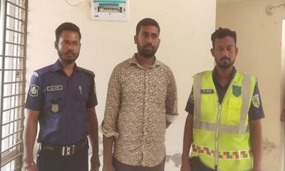 গৌরনদীতে পুলিশ পরিচয় দেওয়ার অভিযোগে পিকআপচালক আটক