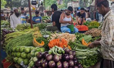 তেলের দামের অজুহাতে বাজারে আগুন, ভুগছে সাধারণ মানুষ