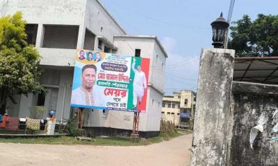 হাসপাতালে বিএনপির নেতার নির্বাচনী ব্যানার, স্থানীয়দের প্রশ্ন