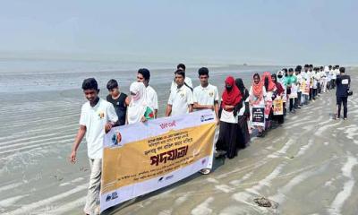 জলবায়ু ঋণ বাতিলের দাবিতে বরগুনার সমুদ্র সৈকতে পদযাত্রা