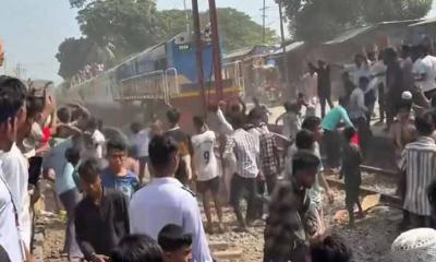 ভৈরবকে জেলা ঘোষণার দাবিতে ট্রেন থামিয়ে পাথর নিক্ষেপ