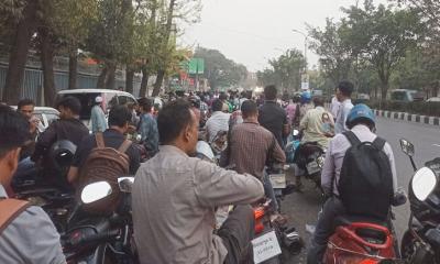 তেলের খোঁজে বাইকারদের ছুটাছুটি, পাম্পে দীর্ঘ লাইন