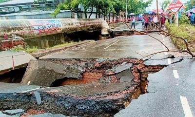 চট্টগ্রামে সেতু ভেঙে যোগাযোগব্যবস্থা বিপর্যস্ত