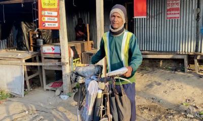 ত্রিশ বছর ধরে পথে পথে খবর পৌঁছে দিচ্ছেন স্বপন কুন্ডু