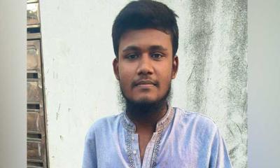 পা দিয়ে লিখে জিপিএ-৫ পেলেন বিদ্যুৎস্পৃষ্টে দুই হাত হারানো রাব্বি