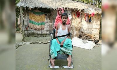 হুইল চেয়ার উপহার পেলেন সেই রাসেল মিয়া