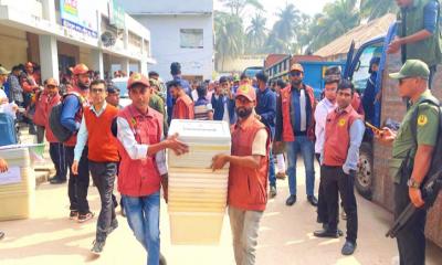 লক্ষ্মীপুরে কেন্দ্রে কেন্দ্রে পৌঁছানো হচ্ছে নির্বাচনী সরঞ্জাম