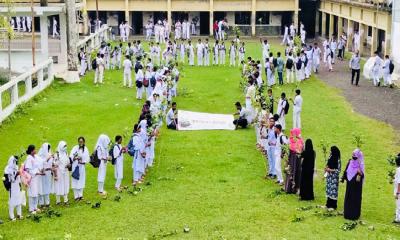 পিরোজপুরে ৫ শতাধিক শিক্ষার্থীর মাঝে গাছের চারা বিতরণ