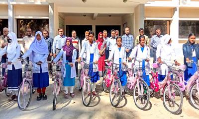 ফুলবাড়ীতে ১৬ মেধাবী শিক্ষার্থীর মাঝে বিনা মূল্যে সাইকেল বিতরণ