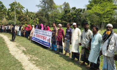 নোয়াখালীতে চার পরিবারের চলাচলের পথে বাধা, প্রতিবাদে মানববন্ধন