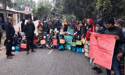 পাবনায় গরু চুরির প্রতিবাদে কৃষক ও খামারিদের রাস্তা অবরোধ