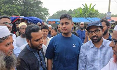 কৃষকের সঙ্গে হাসনাত আব্দুল্লাহ, জনগণের পাশে দাঁড়ানোর অঙ্গীকার