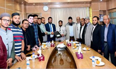 চাকসুর শিক্ষার্থী ও কর্মচারীদের ডেবিট কার্ড দিল ইসলামী ব্যাংক