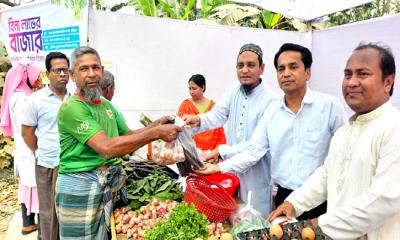  কুড়িগ্রামে বিনা লাভের বাজারে ক্রেতাদের স্বস্তি