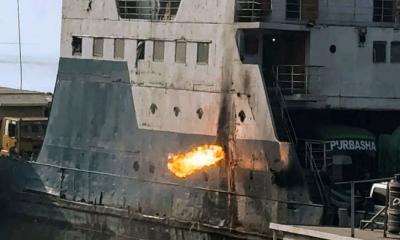 দৌলতদিয়ার ৪ নম্বর ফেরিঘাটে শাহ মখদুম ফেরিতে আগুন