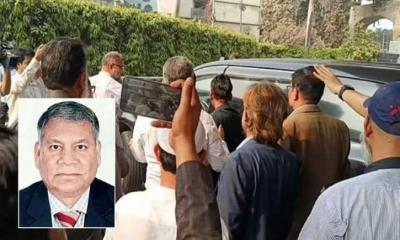 ‘মব’ করে বাংলাদেশ ব্যাংকের উপদেষ্টাকে বের করলেন কর্মকর্তারা  