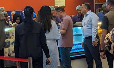 মেয়েকে সঙ্গে নিয়ে সিনেমা হলে প্রধানমন্ত্রী