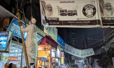 নিজ হাতে নির্বাচনী ব্যানার খুলে নিলেন জামায়াত আমীর