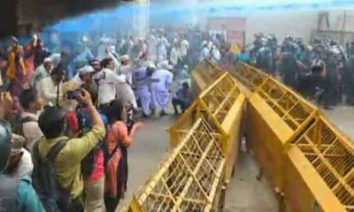 ইবতেদায়ি শিক্ষকদের জলকামান ও সাউন্ড গ্রেনেড ছুড়েছে পুলিশ