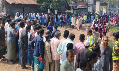 কাঁঠালিয়ায় বন্ধ ব্রিজের কাজ শেষের দাবিতে এলাকাবাসীর প্রতিবাদ