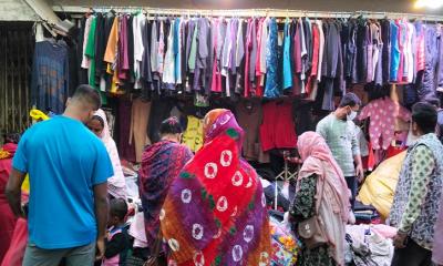 পুরান ঢাকার ফুটপাতে জমে উঠেছে শীতের পোশাক বেচাকেনা