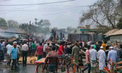 রাজবাড়ীতে পাটের গোডাউনে আগুন, দুই ঘণ্টার চেষ্টায় নিয়ন্ত্রণে