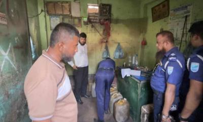 সিদ্ধিরগঞ্জে অবৈধভাবে মজুদ জ্বালানি তেল জব্দ