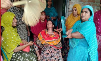 শিক্ষার্থীকে শাসনের জেরে স্কুলে ঢুকে শিক্ষিকাকে ওড়না পেঁচিয়ে লাঞ্ছনা