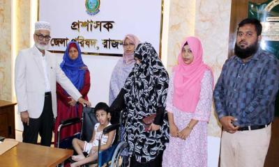রাজশাহীতে অসচ্ছল মুক্তিযোদ্ধা ও রোগীদের হুইলচেয়ার বিতরণ
