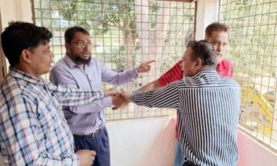 বেতন–ভাতা নিয়ে বিরোধ: হিসাবরক্ষণ কর্মকর্তার সঙ্গে শিক্ষকের হাতাহাতি