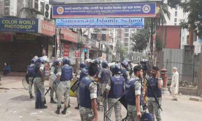 পুলিশের ধাওয়ায় গলিতে জুলাই যোদ্ধারা, ধাওয়া-পাল্টা ধাওয়া