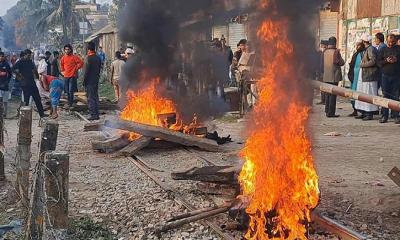 মনোনয়ন বঞ্চিত হয়ে রেললাইনে আগুন দিয়ে বিএনপি নেতা-কর্মীদের বিক্ষোভ