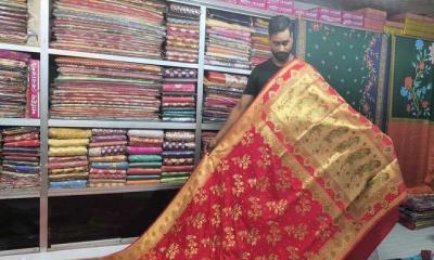 দুর্গাপূজার বাজার মাতাচ্ছে ঈশ্বরদীর বেনারসি কাতান