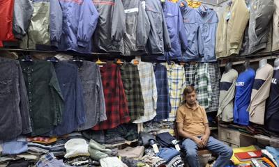 ঈশ্বরদীতে শীতের আমেজ, দোকানপাটে সাজছে সোয়েটার ও জ্যাকেট