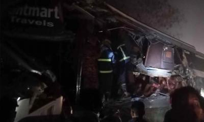 দাঁড়িয়ে থাকা ট্রাকে বাসের ধাক্কা, নৌবাহিনীর সদস্যসহ নিহত ৩