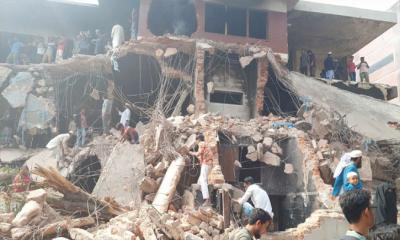 ধানমণ্ডিতে শেখ মুজিবের বাড়ি এখন ধ্বংসস্তূপ, রডও খুলে নিচ্ছে জনতা