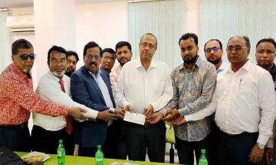 দপ্তরির ঋণ শোধে মানবতার দৃষ্টান্ত দেখালেন ইউনুস গ্রুপ চেয়ারম্যান