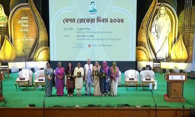 চার বিশিষ্ট নারীর  হাতে রোকেয়া পদক তুলে দিলেন প্রধান উপদেষ্টা