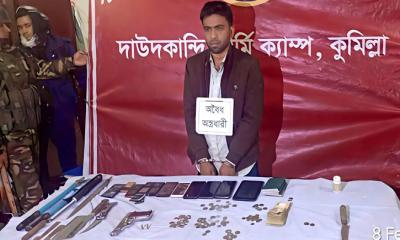 তিতাসে যৌথ বাহিনীর অভিযানে অস্ত্রসহ দুইজন আটক