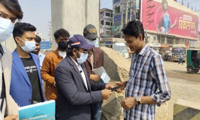 ধুলাবালি থেকে সুরক্ষায় আশুলিয়ায় ছাত্রদলের মাস্ক বিতরণ