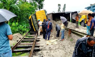 রেললাইনে বালুভর্তি ট্রাক, কুড়িগ্রামের সঙ্গে ট্রেন চলাচল বন্ধ