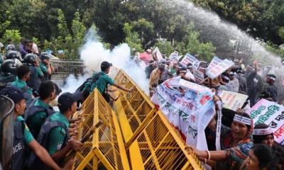 শিক্ষকদের পদযাত্রায় পুলিশের বাধা ও সাউন্ড গ্রেনেড নিক্ষেপ