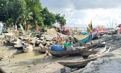 নিষেধাজ্ঞায় থমকে আছে জেলে জীবন, বাড়ছে ঋণের বোঝা
