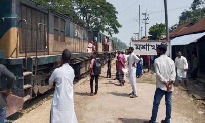 ইঞ্জিন বিকল, আড়াই ঘণ্টা পর ছাড়ল ট্রেন