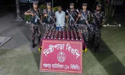 পঞ্চগড় সীমান্তে ৮০ বোতল ভারতীয় কফ সিরাপসহ আটক ১