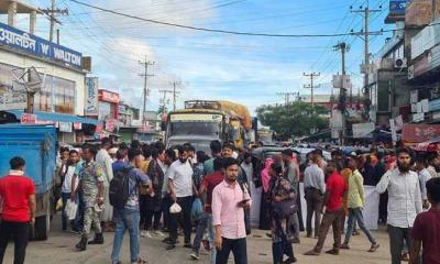 সড়ক অবরোধ করে চাকরিচ্যুত শিক্ষকদের আন্দোলন