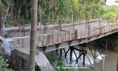 ঢালাই চলতেই ডেবে গেল ব্রিজ, হতভম্ব রাজাপুরবাসী