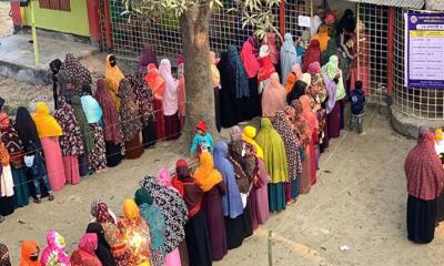 শেষ সময়েও কেন্দ্রগুলোতে ভোটারের দীর্ঘ সারি