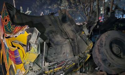 রাজশাহীতে ট্রেনের ধাক্কায় বাড়ির ওপর গিয়ে পড়ল ট্রাক, আহত ৩